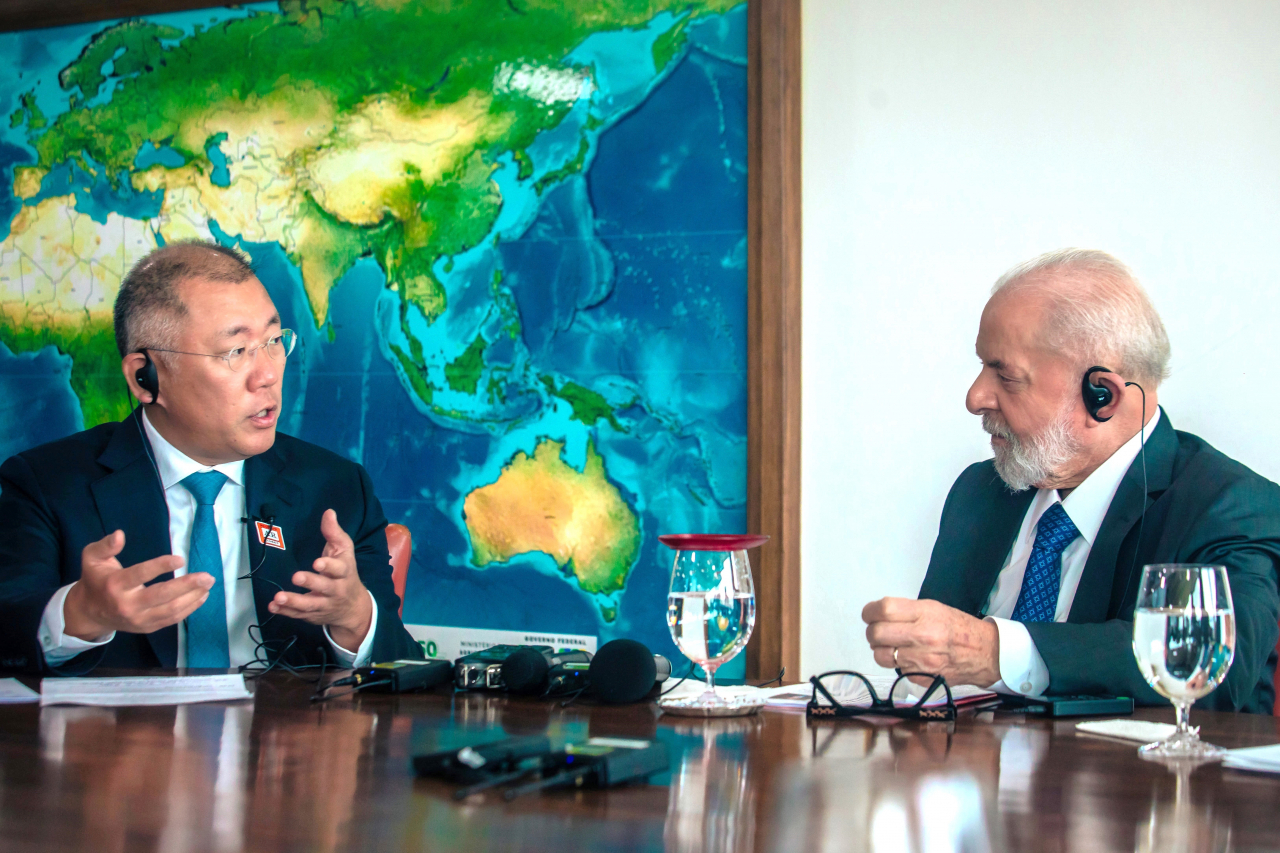 Hyundai Motor Group Executive Chair Chung Euisun (left) and Brazilan President Luiz Inacio Lula da Silva discuss cooperation in a meeting at the Brazilian presidential office in Brasilia on Thursday. (Hyundai Motor Group)