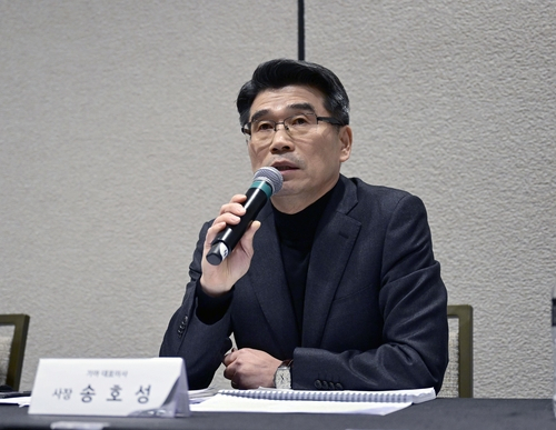 지난달 미국 라스베이거스에서 열린 CES2024에서 기자단과 가진 Q&A 중인 송호성 기아 사장. [연합]