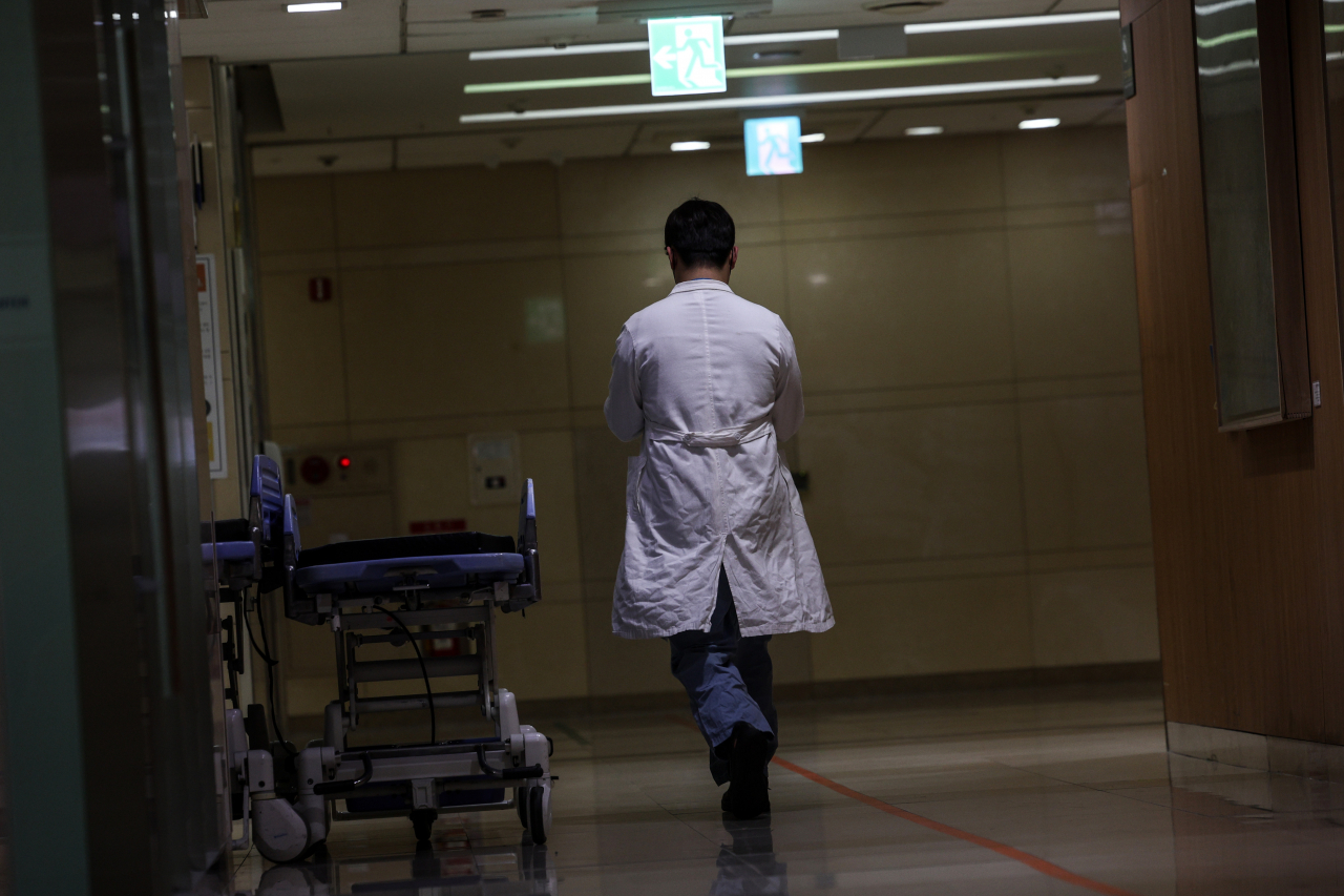정부가 보건의료재난 위기경보를 최상위 단계인 ‘심각’으로 상향한 23일 서울의 한 대학병원에서 의료진이 이동하고 있다.[연합]