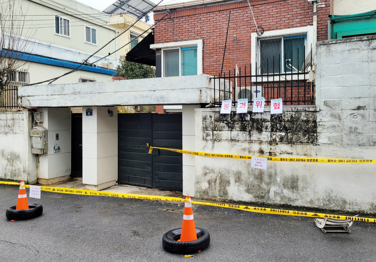 23일 오전 광주 서구 화정동 한 단독주택 담벼락이 무너져 일대 통행이 제한되고 있다.[연합]