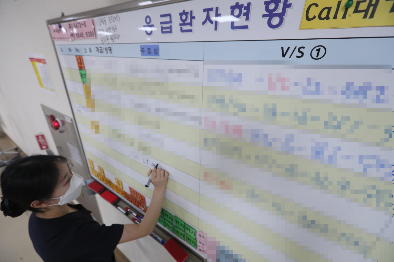 국방부는 23일 12시 정오 기준으로 군병원에서 진료받은 민간인은 총 26명이라고 밝혔다. 국방부가 전국 12개 군병원 응급실을 민간인에게 개방한 지난 20일 오전 경기도 성남시 국군수도병원 응급실에서 의료진이 환자 인적 사항을 적고 있다. [사진공동취재단]