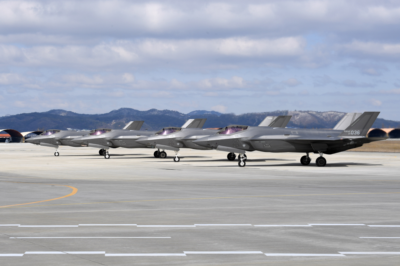 훈련에 참가한 한국 공군 F-35A가 청주기지에서 이륙에 앞서 정대하고 있는 모습.[공군 제공]