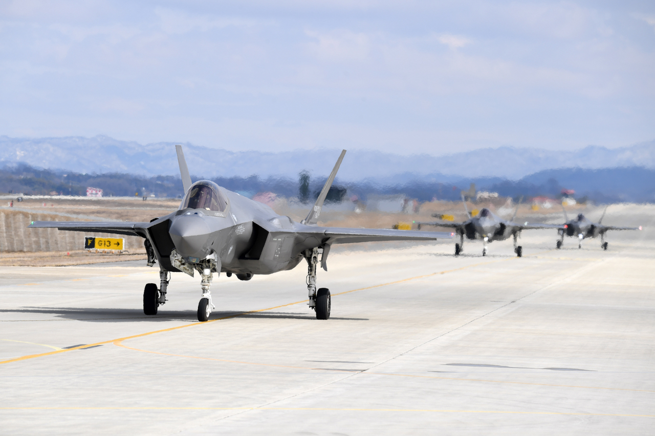 훈련에 참가한 한국 공군 F-35A가 청주기지에서 이륙을 위해 유도로 위를 활주하고 있는 모습. [공군 제공]