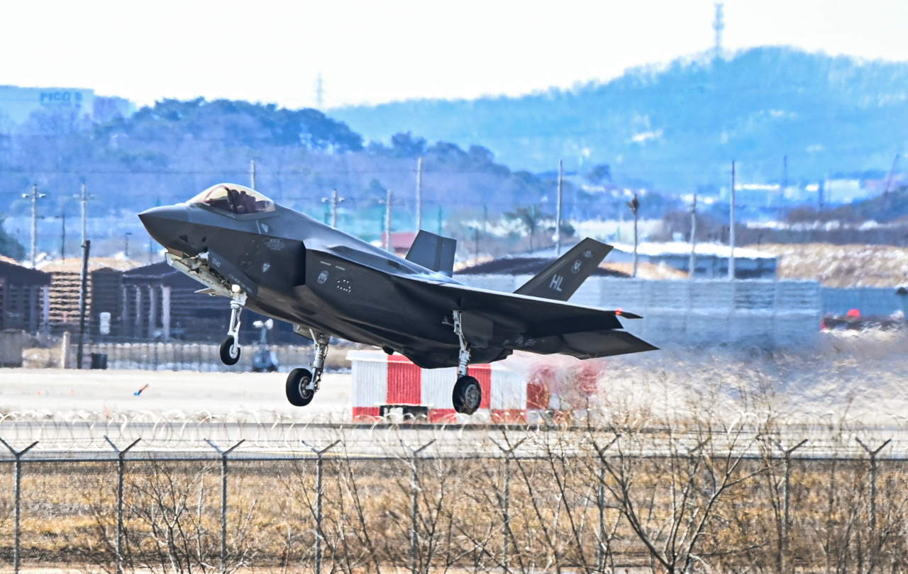 훈련에 참가한 미 공군 F-35A가 오산기지에서 힘차게 이륙하고 있는 모습. [공군 제공]