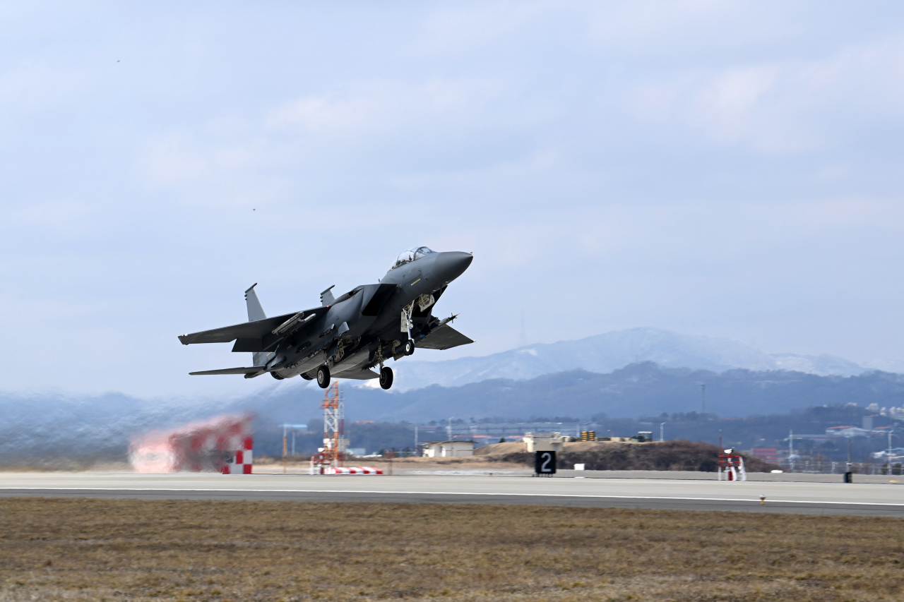 훈련에 참가한 한국 공군 F-15K 전투기가 청주기지에서 이륙하고 있는 모습.[공군 제공]