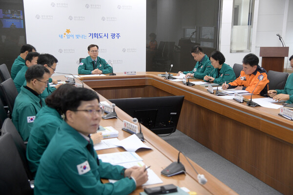 고광완 광주광역시 행정부시장이 23일 오전 시청 재난상황실에서 열린 의사 집단행동 중앙재난안전대책본부 영상회의에 참석하고 있다.[광주시 제공]