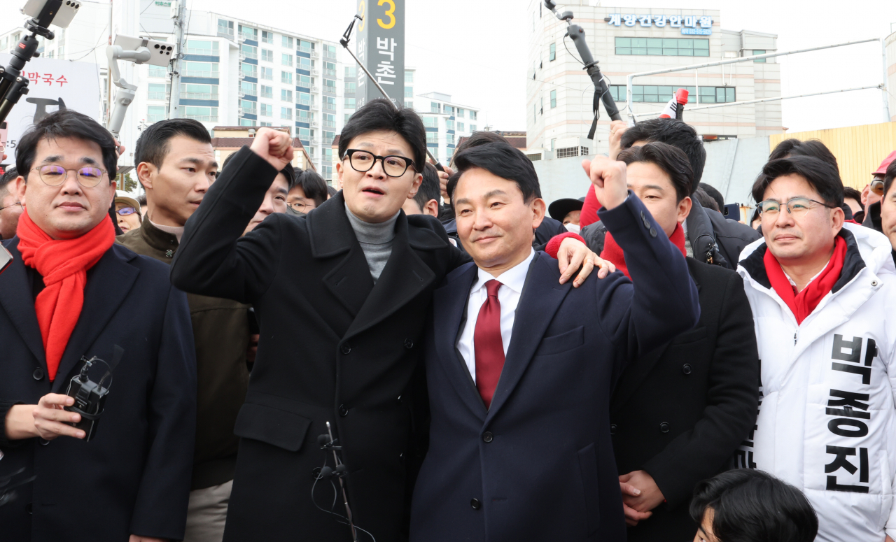 한동훈 국민의힘 비상대책위원장이 23일 오후 인천 계양구 박촌역을 찾아 인천 계양을 원희룡 후보와 어깨동무하며 주먹을 들어 보이고 있다. [연합]