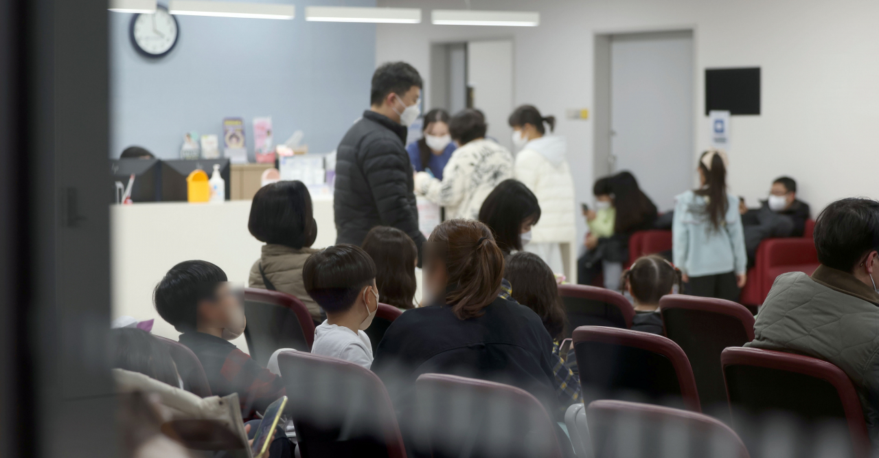 정부의 의대 정원 확대 방침에 반발한 전공의 집단행동 나흘째인 23일 오후 2차 병원인 경남 창원시 의창구 한양대학교 한마음병원에 환자들이 진료를 받기 위해 대기하고 있다. [연합]