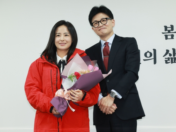 김효은(왼쪽) EBSi 영어강사가 지난 7일 서울 영등포구 여의도 국민의힘 중앙당사에서 열린 국민인재 영입 환영식에서 한동훈 비상대책위원장과 함께 기념사진을 찍고 있다. [연합]
