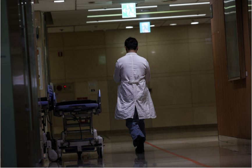 정부가 보건의료재난 위기경보를 최상위 단계인 ‘심각’으로 상향한 23일 서울의 한 대학병원에서 의료진이 이동하고 있다. [연합]