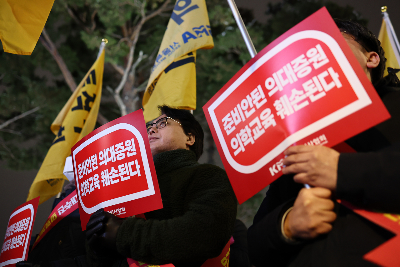 서울시의사회 소속 의사들이 지난 22일 오후 서울 용산구 대통령실 앞에서 정부의 의과대학 입학 정원 확대에 반대하는 궐기대회를 하고 있다. [연합]