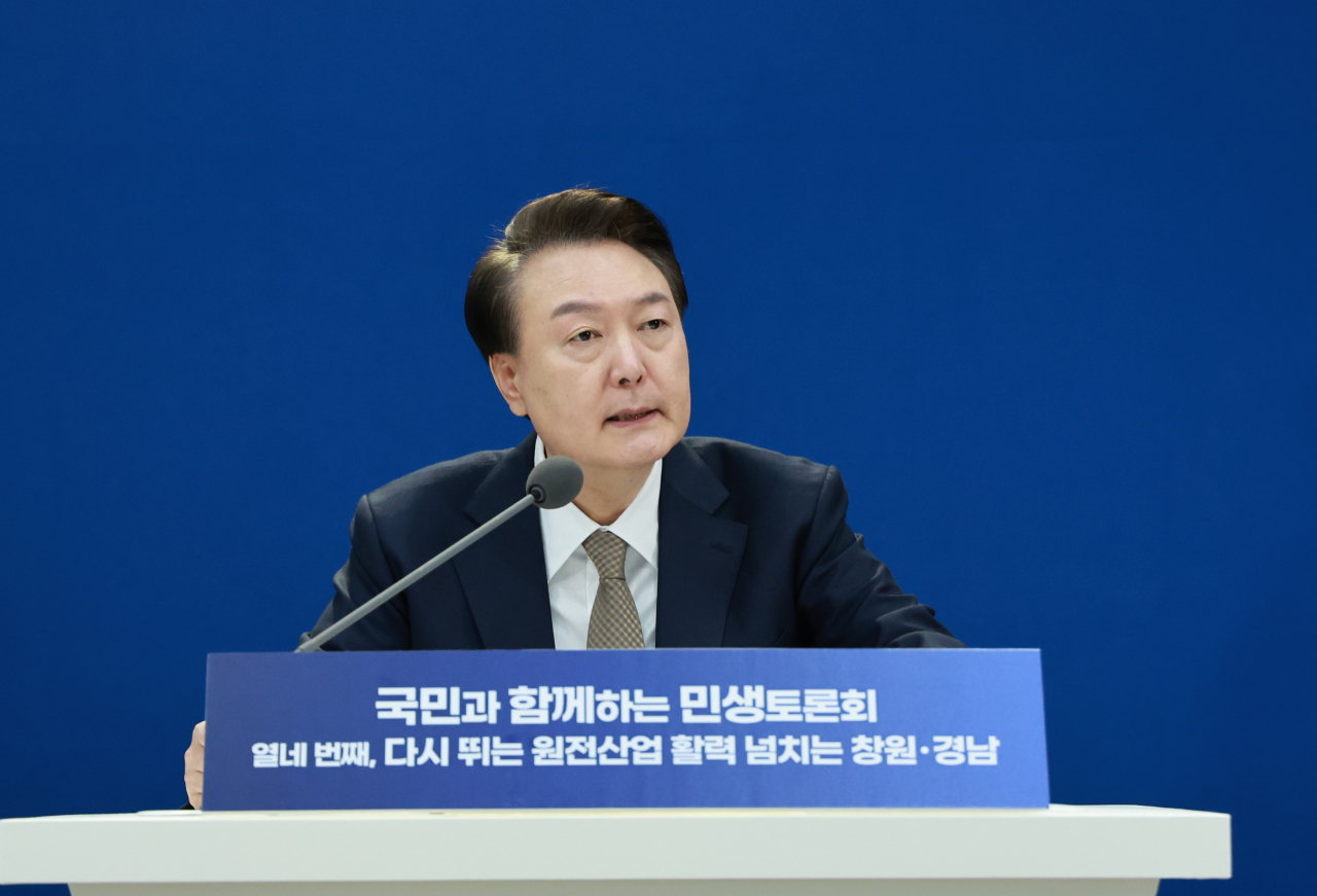 윤석열 대통령이 지난 22일 경남 창원시 경남도청에서 '다시 뛰는 원전산업 활력 넘치는 창원·경남'을 주제로 열린 열네 번째 '국민과 함께하는 민생토론회'에서 발언하고 있다. [연합]