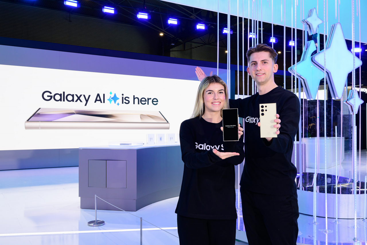 삼성전자는 MWC24이 개최되는 피라 그란 비아(Fira Gran Via) 제 3전시관에 1745㎡(528평) 크기의 대규모 갤럭시 전시 부스를 마련했다. 삼성전자 전시부스에서 삼성전자 모델들이 전시 부스를 소개하는 모습 [삼성전자 제공]