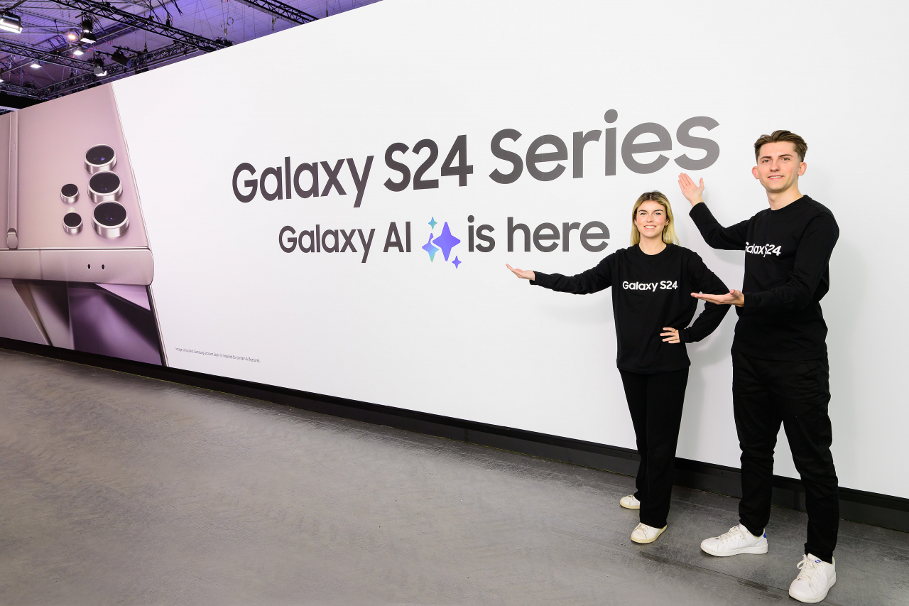 삼성전자는 MWC24이 개최되는 피라 그란 비아(Fira Gran Via) 제 3전시관에 1745㎡(528평) 크기의 대규모 갤럭시 전시 부스를 마련했다. 삼성전자 전시부스에서 삼성전자 모델들이 전시 부스를 소개하는 모습 [삼성전자 제공]