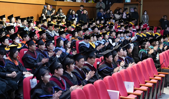 22일 전북대학교 졸업식이 열리고 있다.