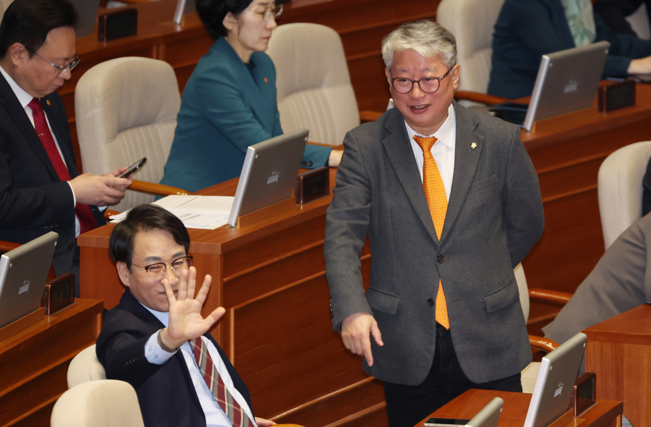 개혁신당 조응천(오른쪽), 이원욱 의원이 21일 국회에서 열린 본회의에 참석한 모습 [연합]