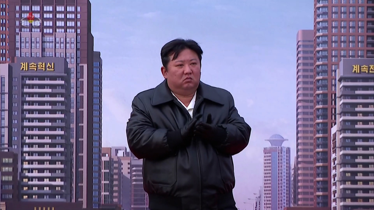 김정은 북한 국무위원장이 지난 23일 화성지구 1만세대 살림집(주택) 3단계 건설 착공식에 참석해 발파 단추를 눌렀다고 조선중앙TV가 24일 보도했다. [조선중앙TV 화면] [국내에서만 사용가능. 재배포 금지. For Use Only in the Republic of Korea. No Redistribution]. [연합]