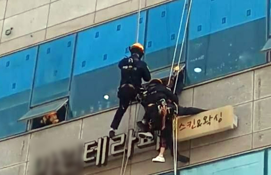 소방당국에 구조되는 A씨 [경기도소방재난본부 제공]