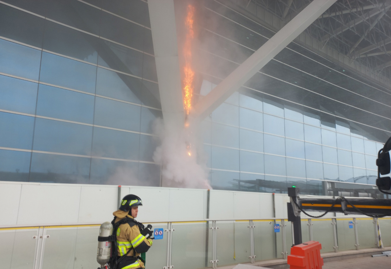 24일 오후 3시 10분께 인천국제공항 제2여객터미널 3층 출국장 1번 게이트 외부 기둥에서 불이 나 소방대원들이 진화작업을 벌이고 있다. 연합뉴스