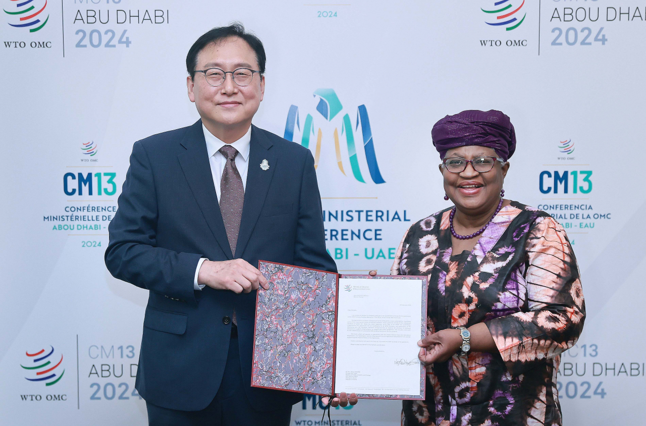 정인교 산업통상자원부 통상교섭본부장이 24일(현지시간) 아랍에미리트(UAE) 아부다비 국립전시센터에서 진행된 ‘제13차 WTO(세계무역기구) 각료회의(MC-13)’계기로 응고지 오콘조-이웰라 WTO 사무총장과 면담을 갖고 기념촬영을 하고 있다.[산업통상자원부 제공]