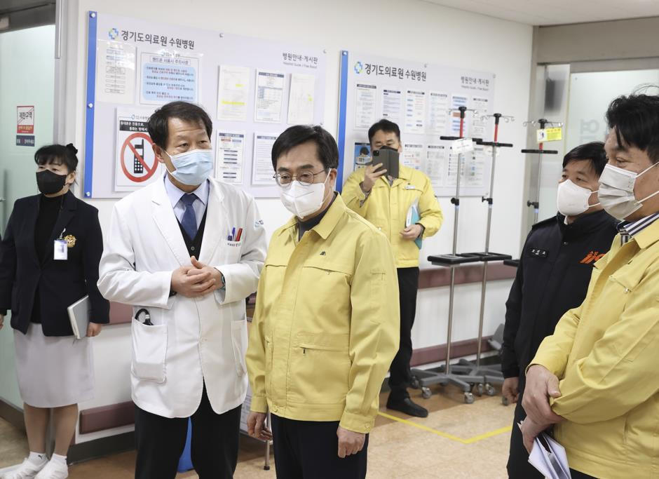 김동연 경기도지사가 24일 의료계 집단행동과 관련해 경기도의료원 수원병원을 방문해 진료 상황을 점검하고 있다. [연합뉴스]