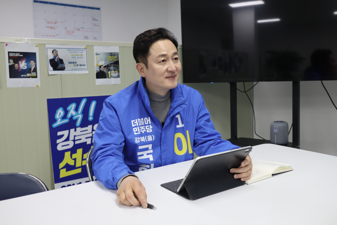 이승훈 더불어민주당 서울 강북을 예비후보가 지난 22일 지역구 사무실에서 헤럴드경제와 인터뷰하고 있다. 양근혁 기자