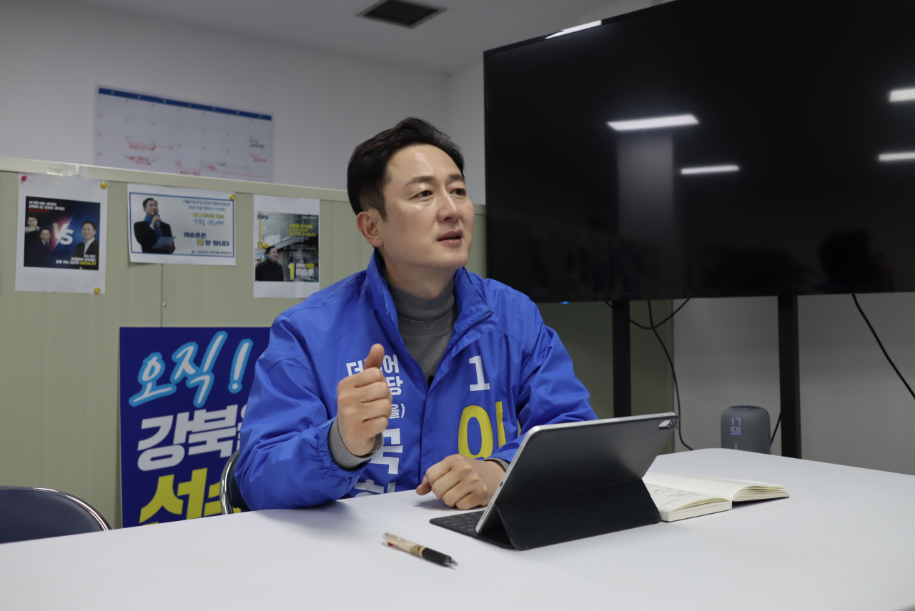 이승훈 더불어민주당 서울 강북을 예비후보가 지난 22일 지역구 사무실에서 헤럴드경제와 인터뷰하고 있다. 양근혁 기자
