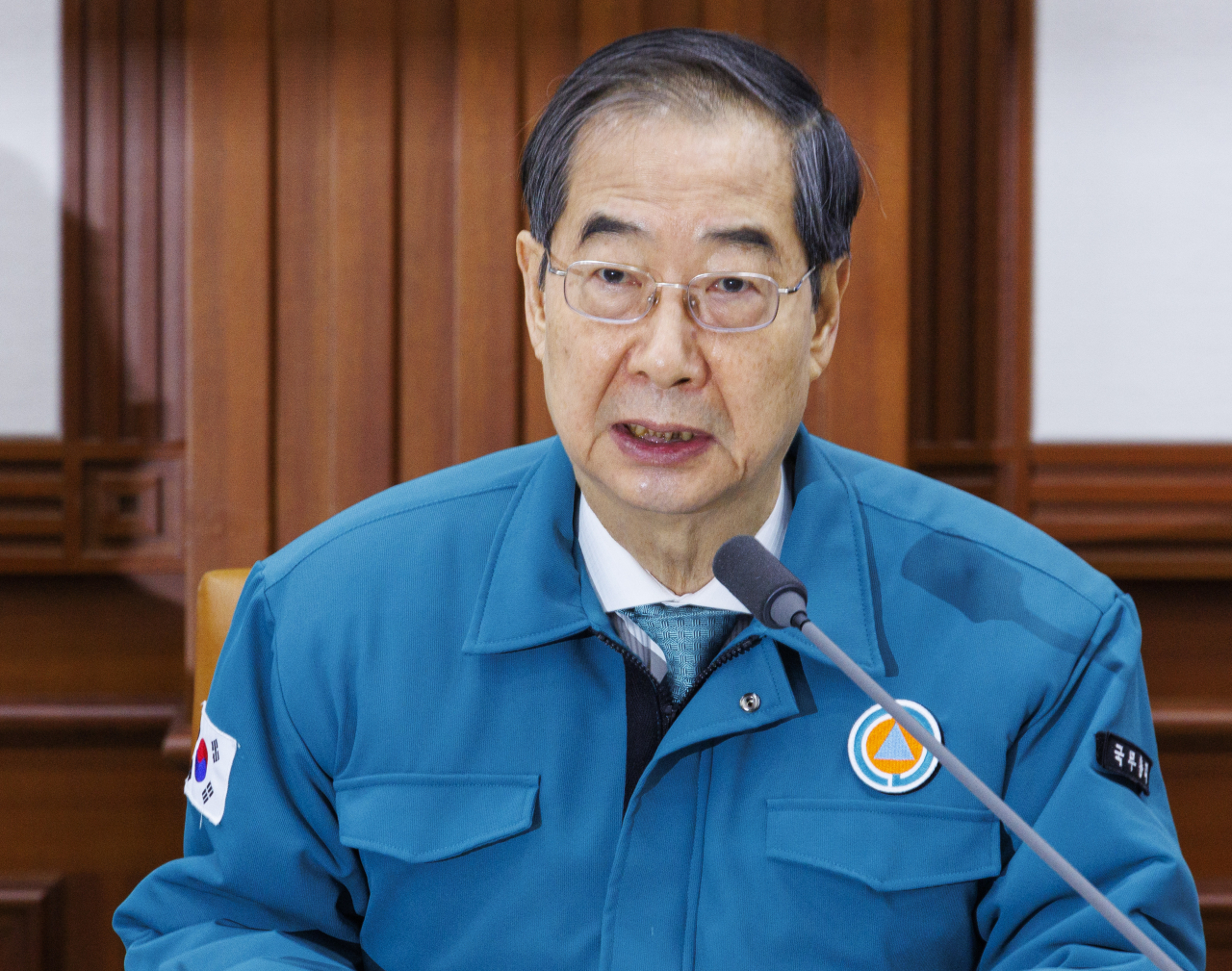 한덕수 국무총리가 지난 23일 오전 서울 종로구 정부서울청사에서 열린 의사 집단행동 중앙재난안전대책본부 회의에 참석해 보건의료재난 위기경보 '심각' 발령에 대해 발언하고 있다. [연합]