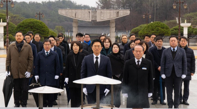 광주 동구남구갑 정진욱 예비후보는 23일 조영표 총괄상임선거대책위원장 등 선대위 활동가 30여명과 함께 5·18묘지를 찾아 참배했다.[정진욱 예비후보 제공]