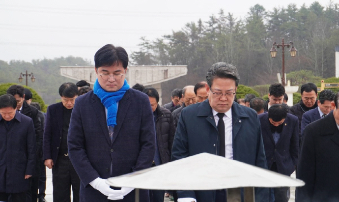 광주 북구갑 정준호 예비후보(왼쪽)는 23일 문상필 상임선거대책위원장을 비롯한 30여 명의 지지자와 함께 5·18묘지를 찾아 참배했다.[정준호 예비후보 제공]