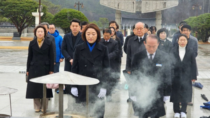 광주 북구을 전진숙 예비후보(왼쪽)는 23일 장영희 상임선거대책위원장과 고남권 고문단장을 비롯한 선대위 활동가 20여명과 함께 5·18묘지를 찾아 참배했다.[전진숙 예비후보 제공]