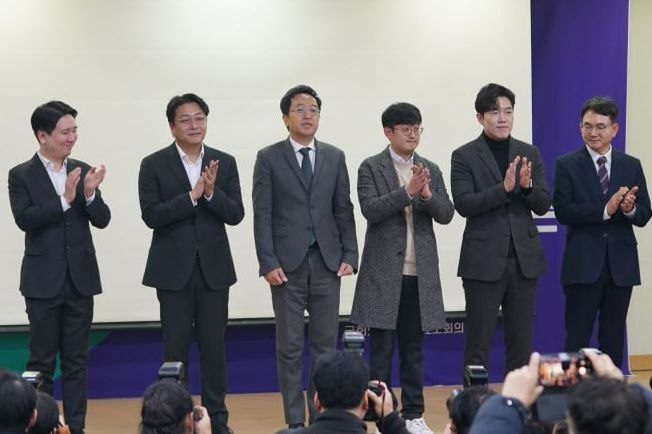 새로운선택에 합류한 이재랑 전 대변인(맨 왼쪽).