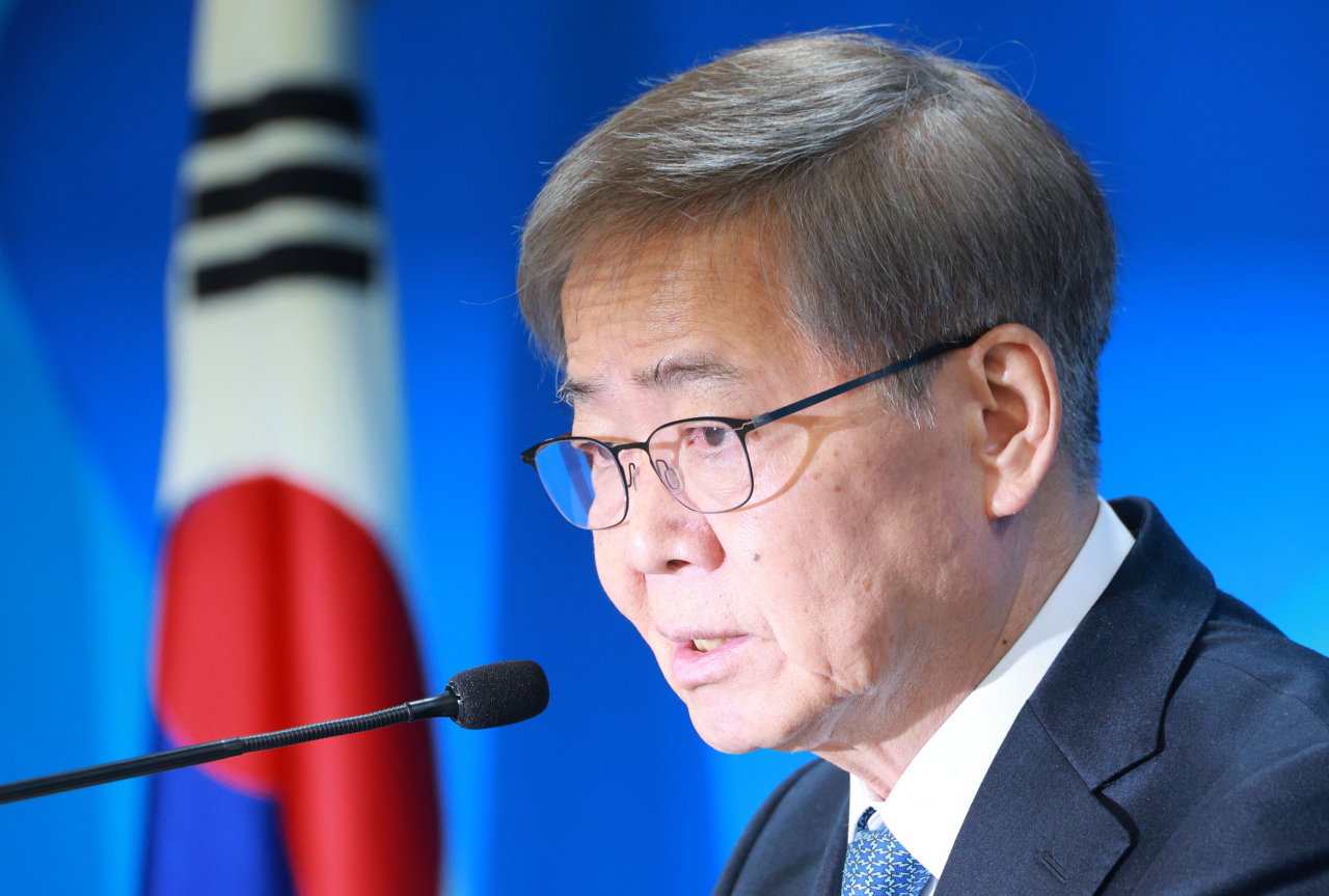 임혁백 더불어민주당 공천관리위원장이 25일 서울 여의도 더불어민주당 중앙당사에서 공천심사결과를 발표하고 있다. [연합]