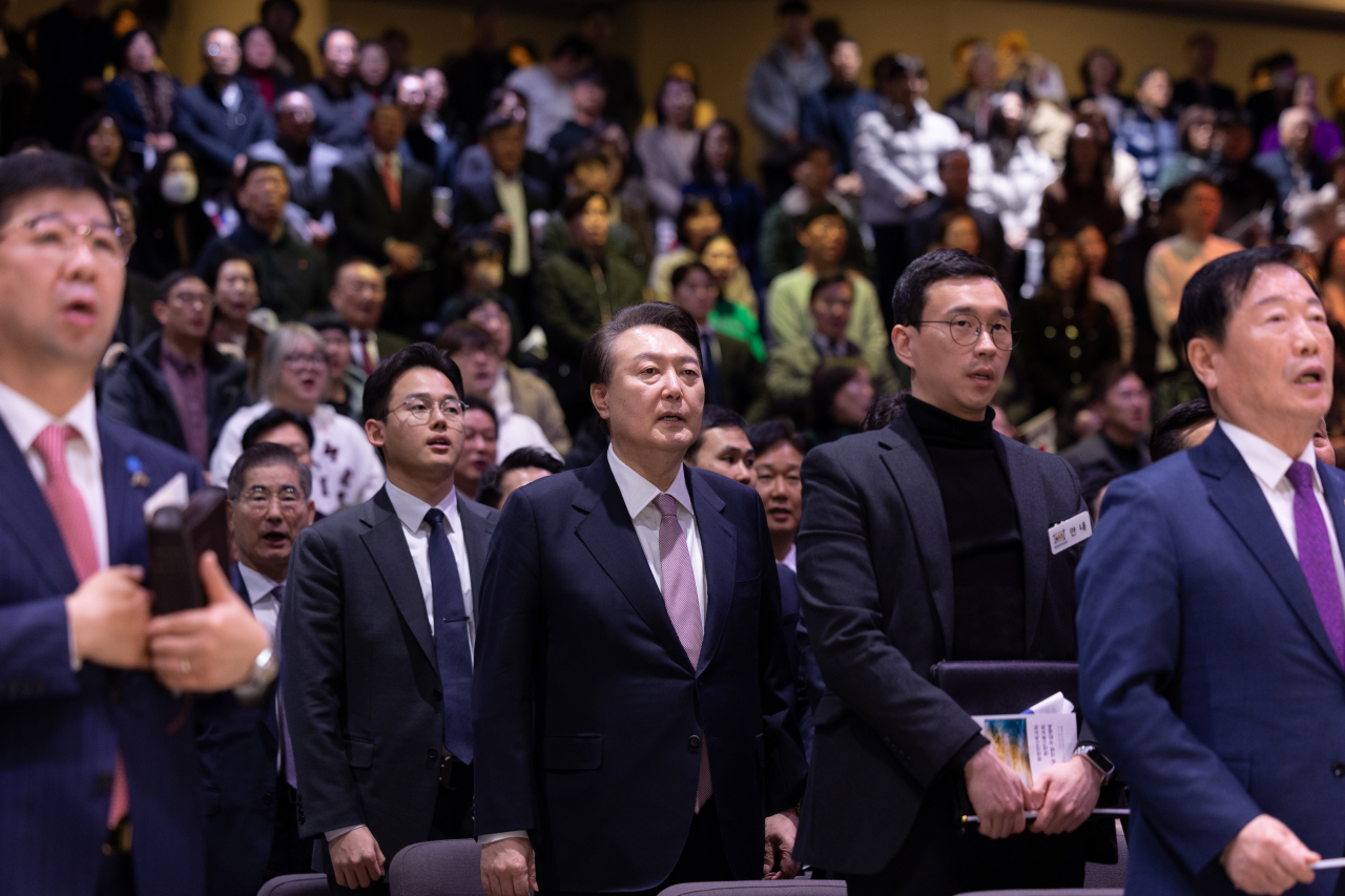 윤석열 대통령이 25일 경기도 수원시 영통구 원천침례교회에서 열린 '3·1운동 105주년 기념예배'에 참석해 애국가를 부르고 있다. [연합]