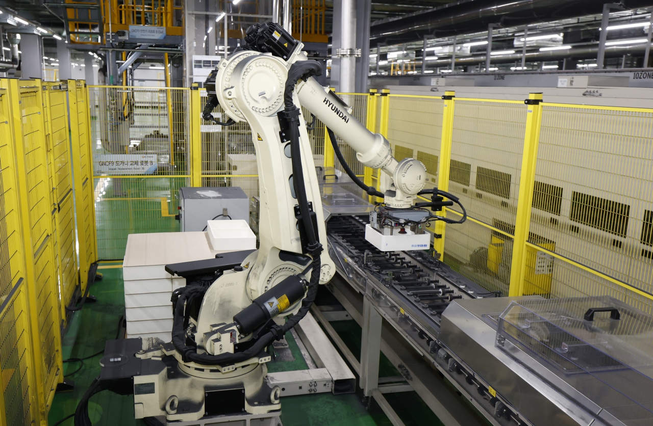 Robot arms pick up a saggar at Posco Future M‘s cathode plant in Gwangyang, South Jeolla Province. (Posco Future M)