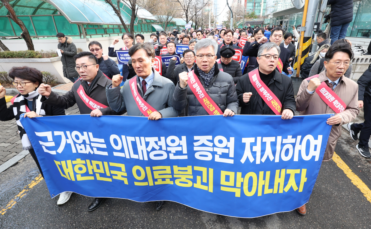 대한의사협회 의대 정원 증원 저지 비상대책위원회가 지난달 25일 서울 용산구 대한의사협회에서 '전국 의사 대표자 확대회의 및 행진 행사'를 열고 대통령실 방향으로 행진하고 있다. 연합뉴스