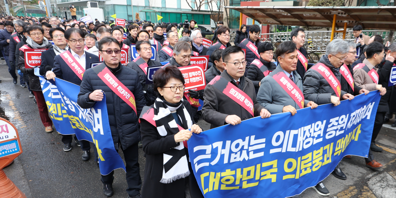 대한의사협회 의대정원 증원 저지 비상대책위원회가 25일 오후 서울 용산구 대한의사협회에서 '전국 의사 대표자 확대 회의 및 행진 행사'를 열고 대통령실 방향으로 행진하고 있다. [연합]