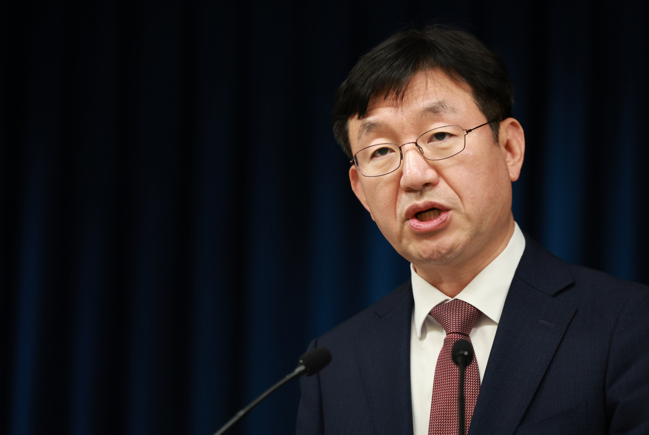 성태윤 대통령실 정책실장이 25일 서울 용산 대통령실 청사에서 민생토론회 관련 브리핑을 하고 있다. [연합]