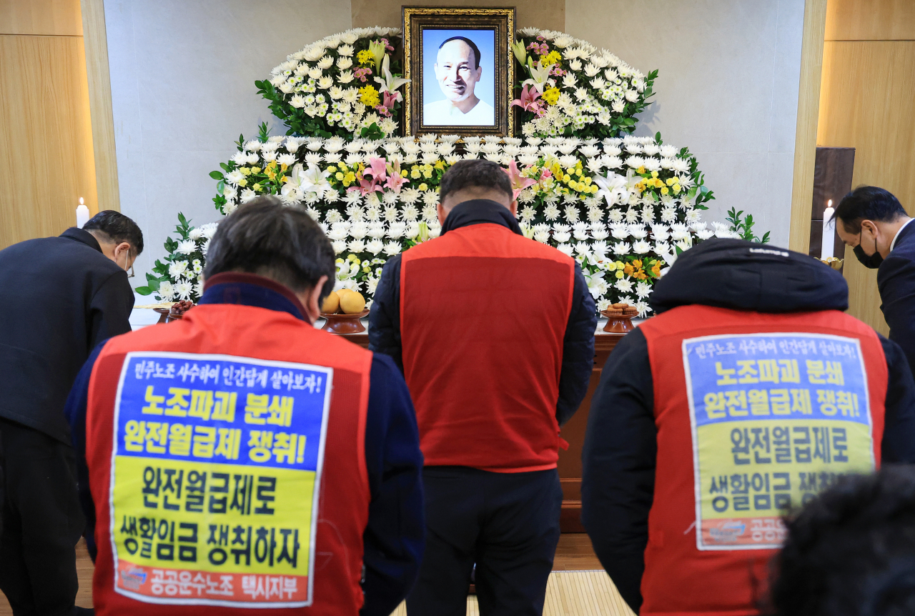 25일 서울 종로구 서울대병원 장례식장에 마련된 택시기사 방영환 씨 빈소에서 공공운수노조 조합원 등 관계자들이 조문하고 있다. 방씨는 지난해 9월 26일 완전월급제 시행 등을 요구하며 분신을 시도하고 열흘 뒤인 10월 6일 숨졌다. [연합]
