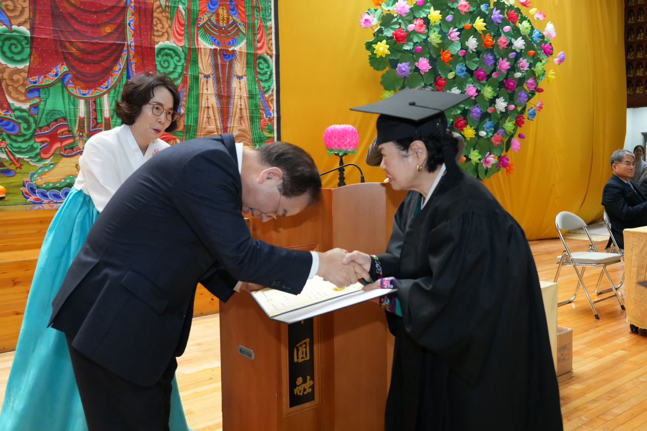 하윤수 부산시교육감(왼쪽)이 삼광사 삼광한글학교 제31회 졸업식 및 제32회 입학식‘에서 졸업생에게 우수상을 시상하고 있다. [사진=부산교육청]