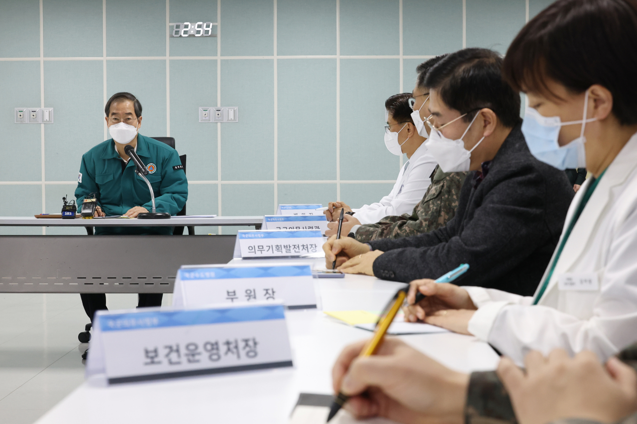전공의를 중심으로 한 의사 집단행동으로 인해 전국적으로 의료 공백이 커지고 있는 25일 오후 한덕수 국무총리가 일반인들에게 진료를 개방한 경기도 성남 국군수도병원을 찾아 비상 의료체계 상황을 점검하고 있다. [연합]