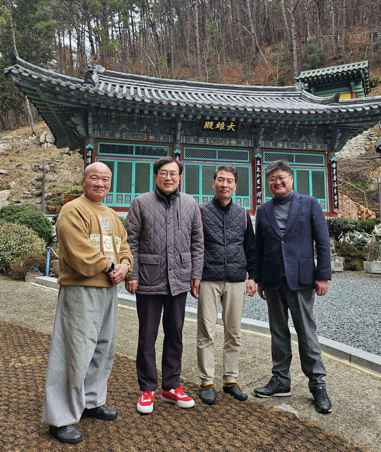 25일 부산진구 천안사에서 서병수 의원(왼쪽 두번째)과 손상용 예비후보(왼쪽 세번째)가 이번 총선에서 힘을 합치기로 하고 기념촬영을 하고 있다. [사진=손상용 예비후보 선거사무소]