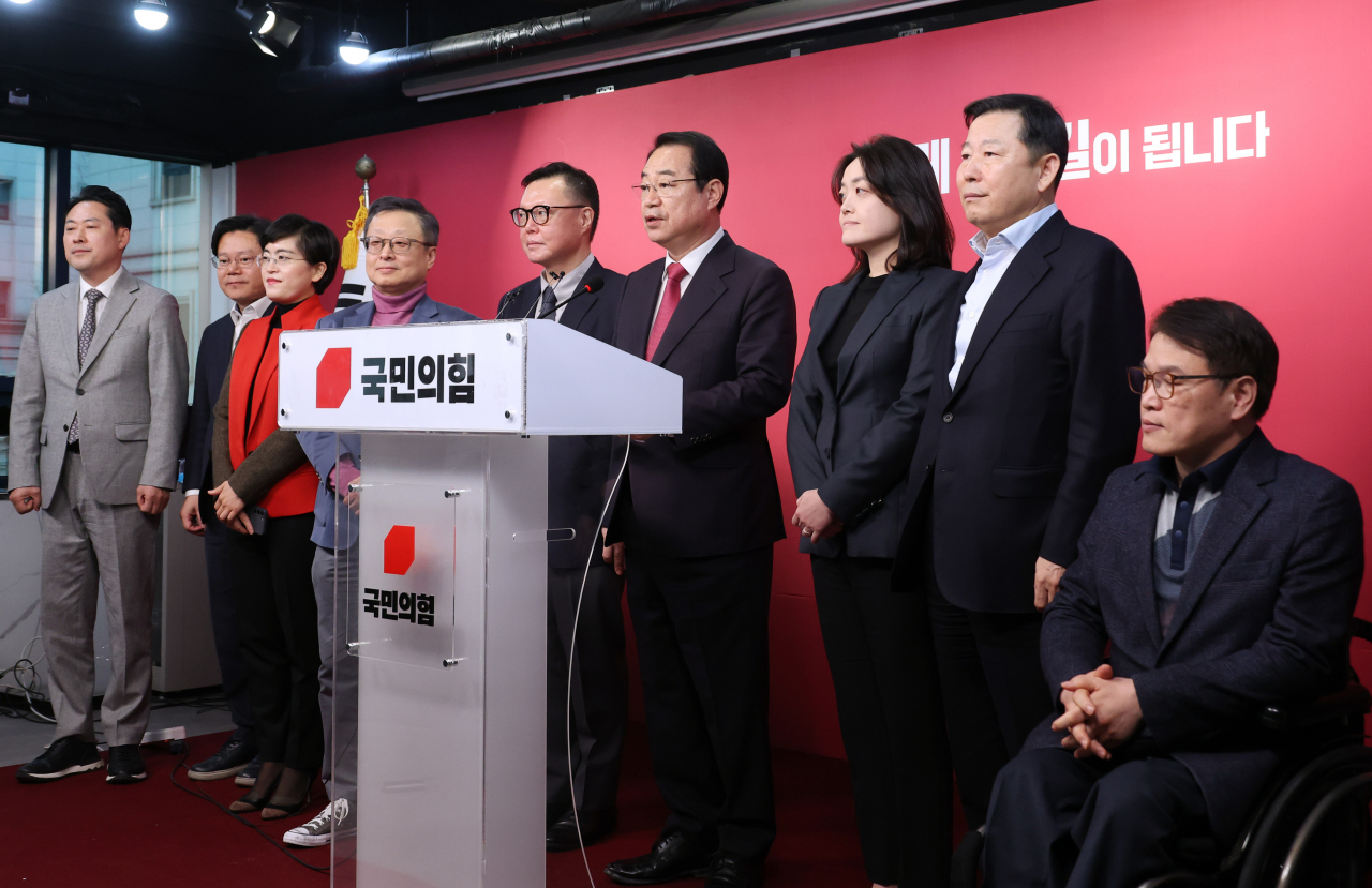 정영환 국민의힘 공천관리위원장과 위원들이 25일 서울 여의도 당사에서 1차 공천 결과를 발표하고 있다. [연합]