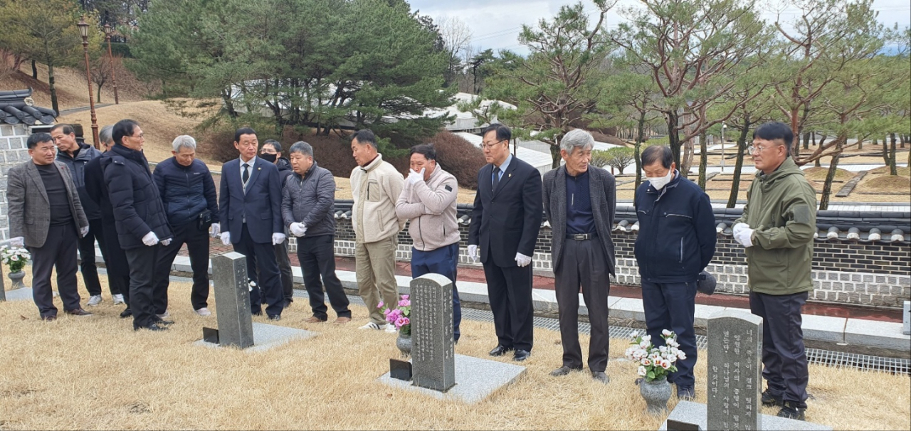 25일 오후 광주 북구 국립 5·18 민주묘지에서 특전사동지회 회원들이 참배를 하고 있다.[연합]