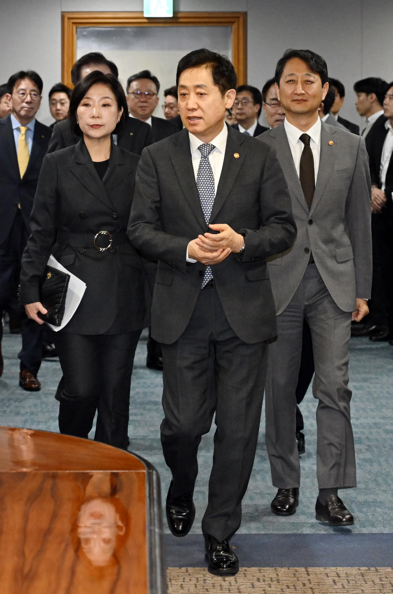 김주현(가운데) 금융위원장을 비롯한 안덕근 산업부 장관, 오영주 중기부 장관이 15일 오전 서울 중구 은행연합회 중회의실에서 열린 맞춤형 기업금융 간담회에 참석하고 있다. 이상섭 기자