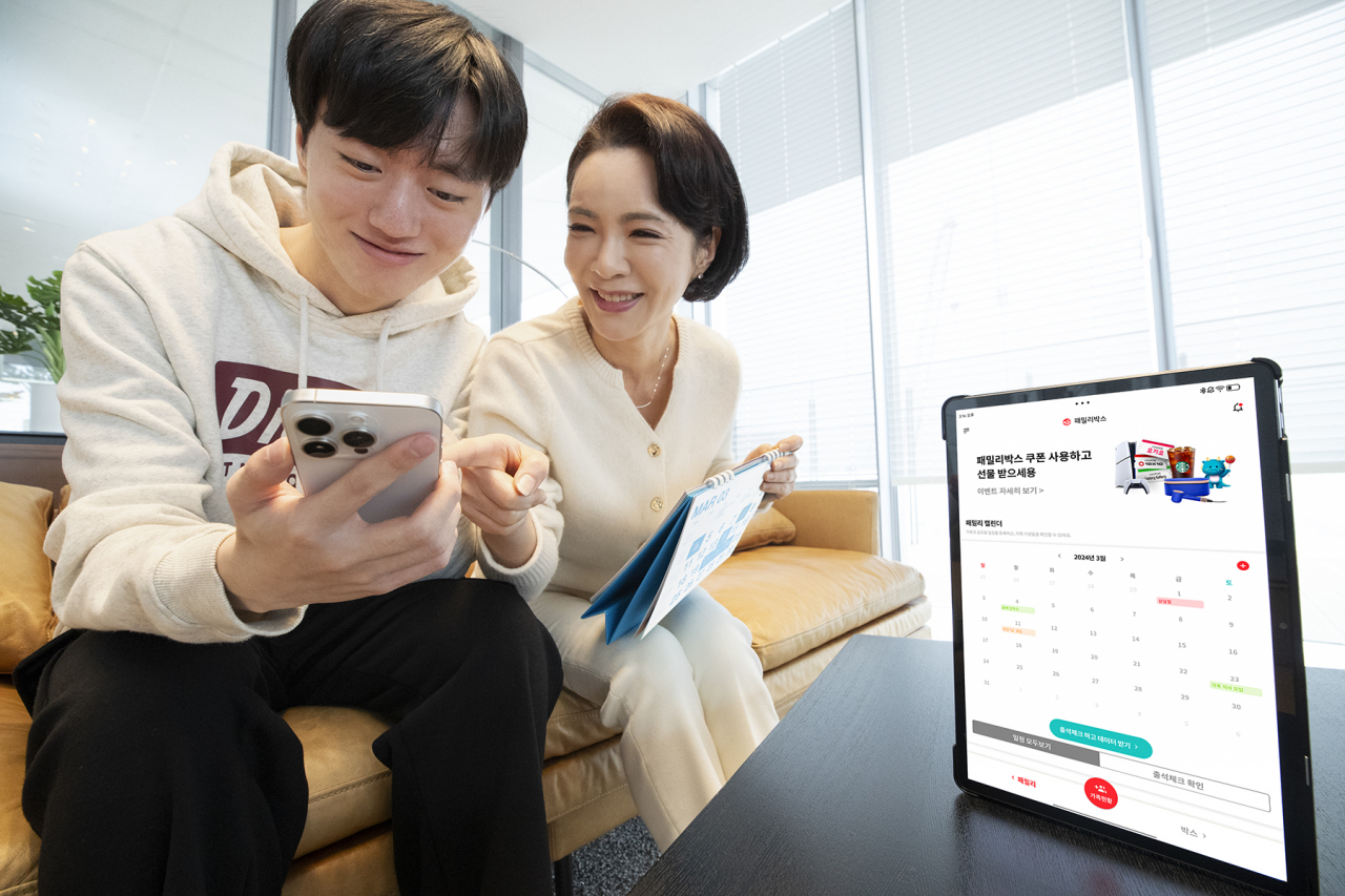 KT 모델들이 KT 패밀리박스의 ‘패밀리 캘린더’를 소개하고 있는 모습. [KT 제공]