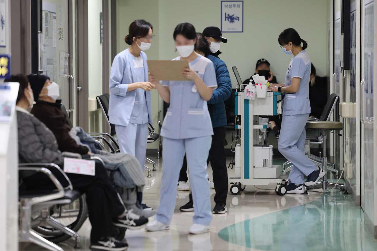 정부가 보건의료재난 위기경보를 최상위 단계인 ‘심각’으로 상향한 23일 서울의 한 대학병원에서 간호사들이 분주히 움직이고 있다. [연합]