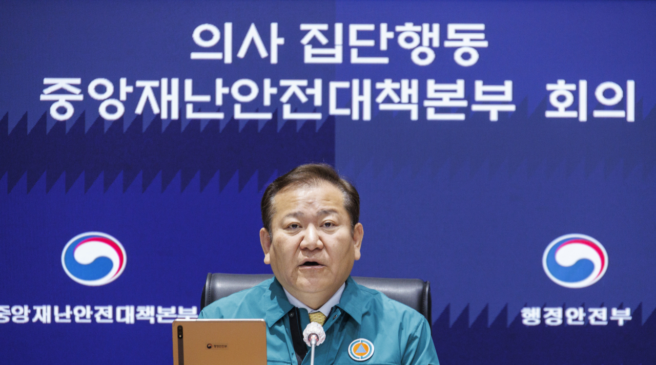 전공의를 중심으로 한 의사들의 집단행동으로 전국적으로 의료 공백으로 인한 불편이 증가하고 있는 26일 오전 이상민 행정안전부 장관이 서울 종로구 정부서울청사에서 열린 중앙재난안전대책본부 회의에 참석해 전공의 복귀 시한을 발표하고 있다. 이 장관은 "정부는 전공의가 29일까지 복귀하면 책임을 묻지 않겠다"라고 말했다. [연합]