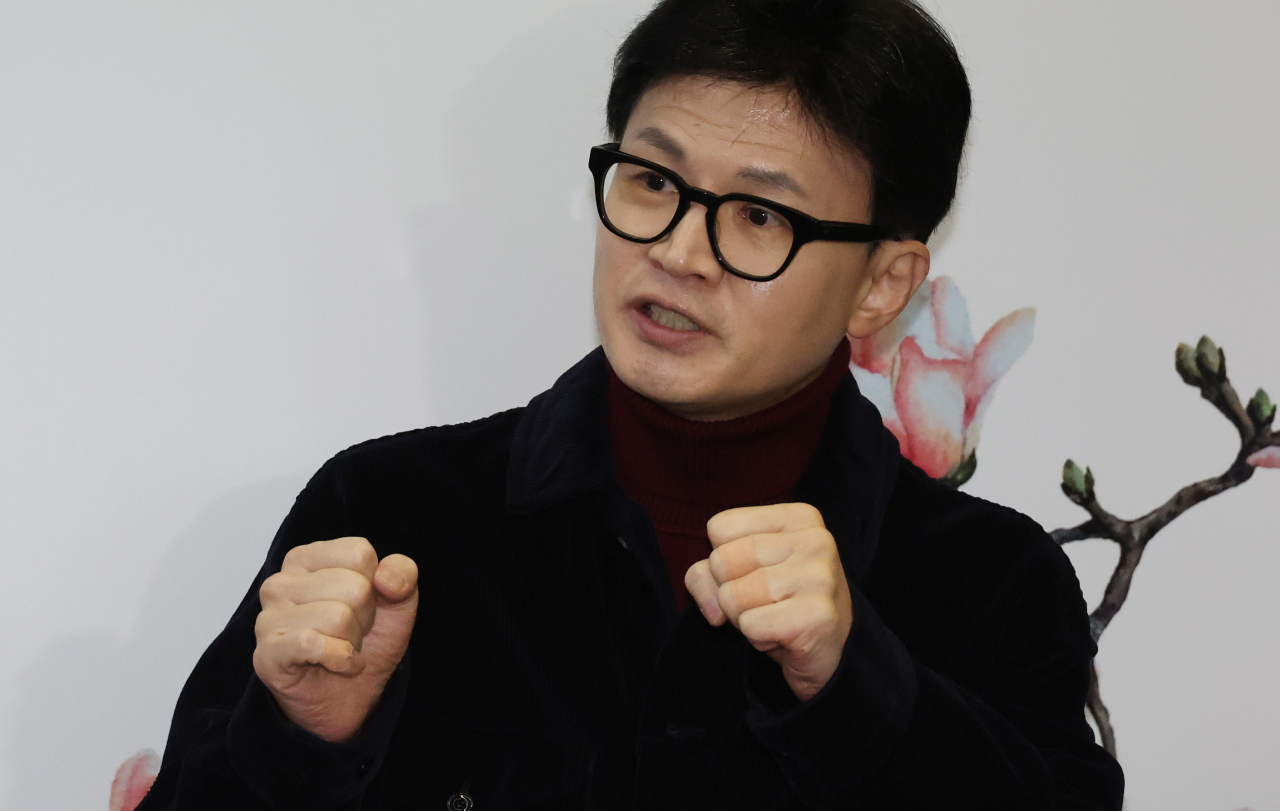 한동훈 국민의힘 비상대책위원장이 26일 여의도 당사에 출근하던 중 취재진의 질문에 답하고 있다. [연합]