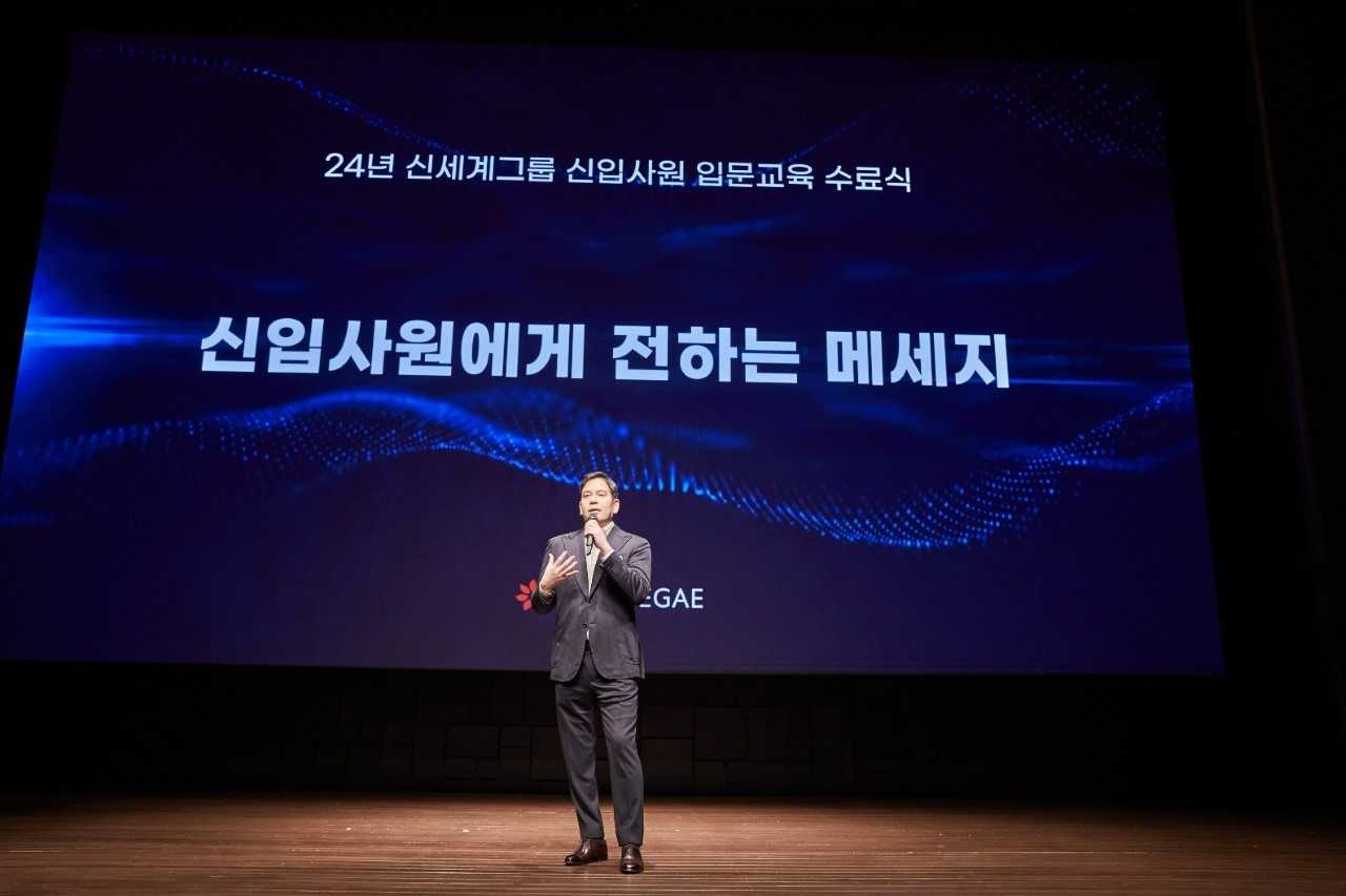정용진 신세계그룹 부회장이 ‘신세계 남산’에서 열린 신입사원 그룹 입문교육 수료식에서 발언하고 있다. [신세계그룹 제공]